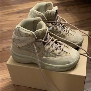 Yeezy dsrt boot in sand